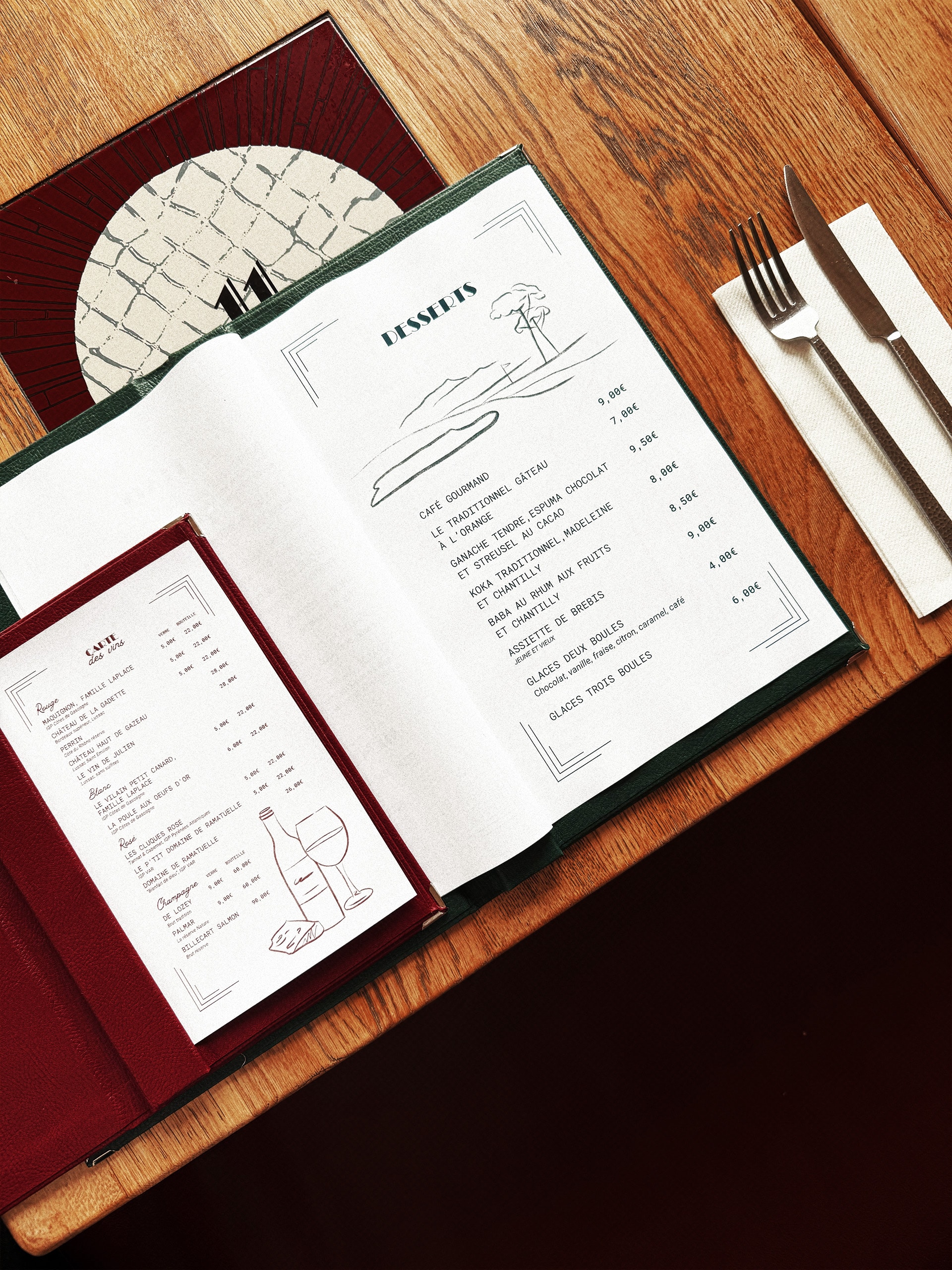 Menu et menu boissons d’un restaurant élégant – présentation soignée sur table en bois avec couverts – design graphique Parages Studio